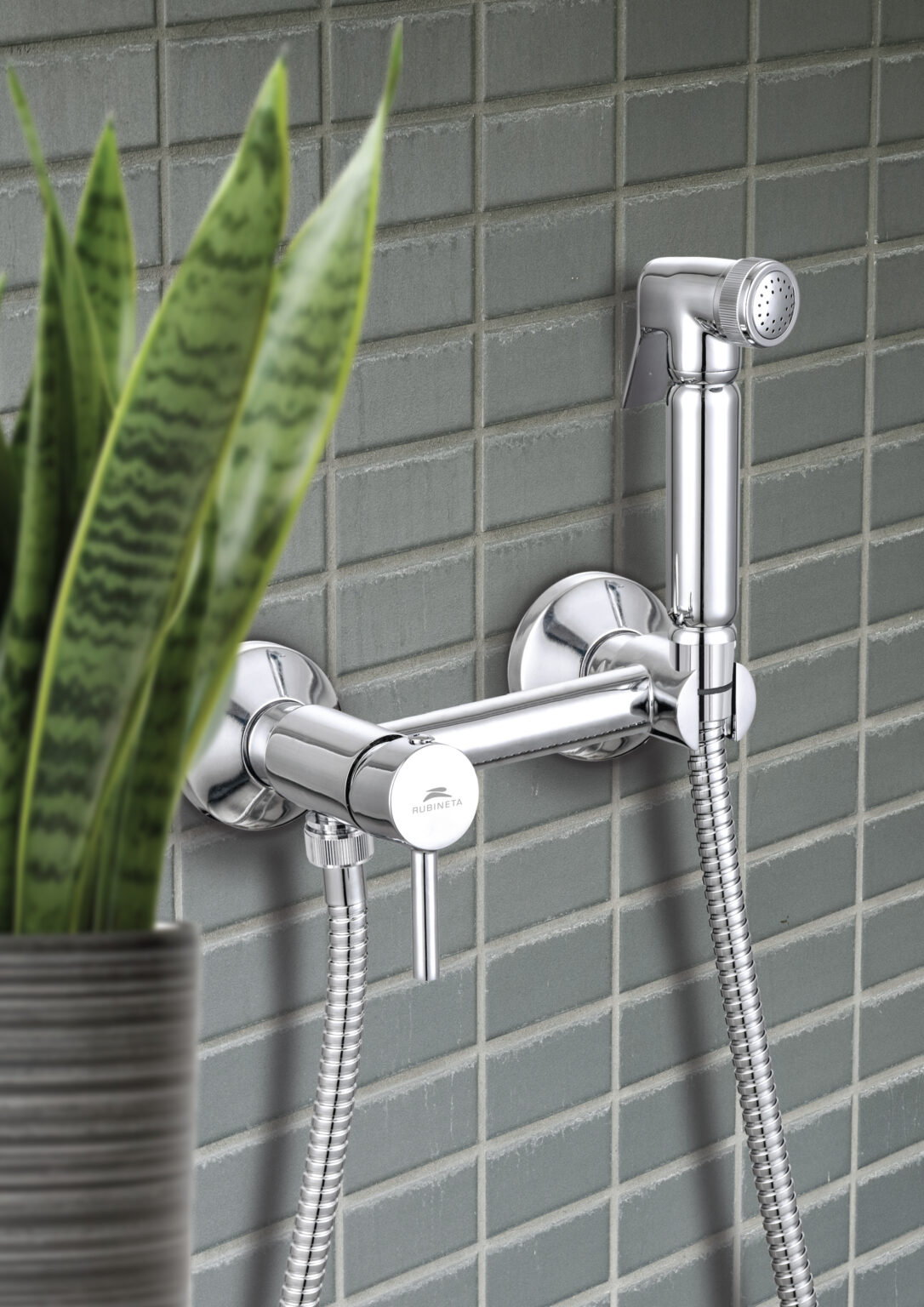 نمای واضح از شیر توالیت