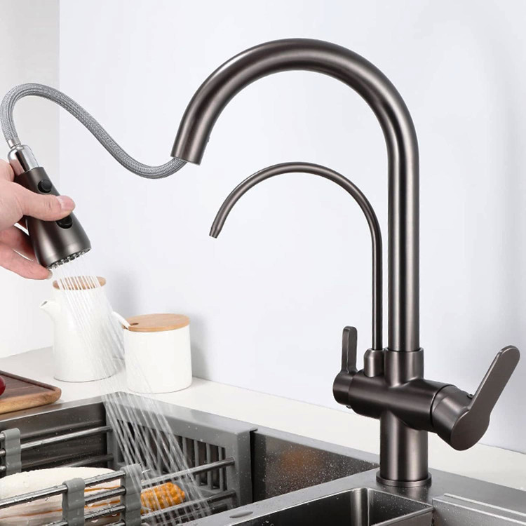 تصویر نزدیک از شیر آب تصفیه دار