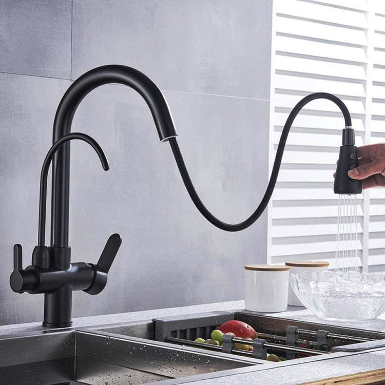 نمایی. از شلنگ شاوری