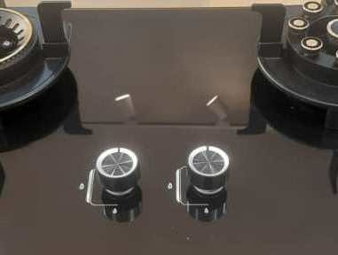 نمای نزدیک از اجاق گاز دو شعله تاشو JEC با کنترل ساده